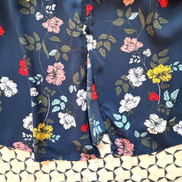 Jack By BB Dakota Floral Print Navy Blouse With Back Buttons & Split  Size M - Picture 4 of 7